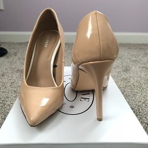 Nude pumps